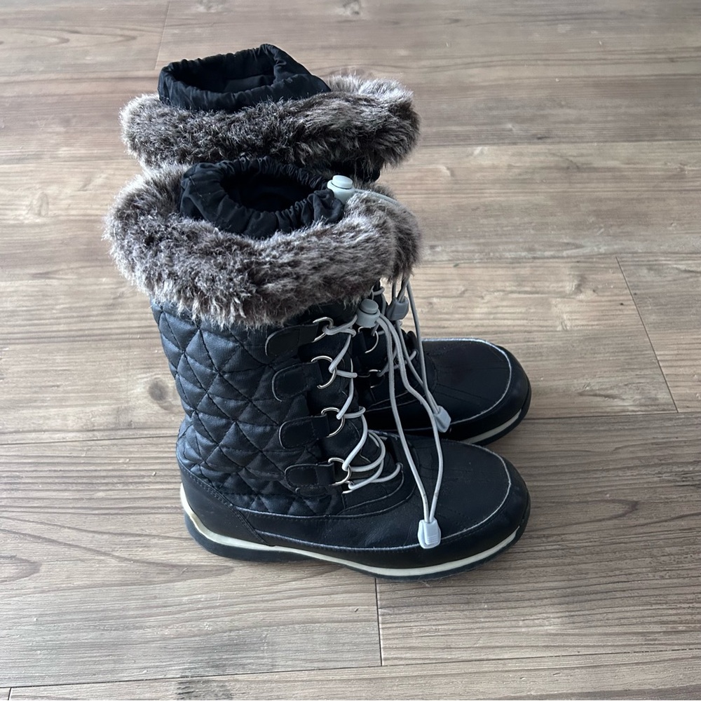 Lands' End black quilted snow boots featuring a faux fur trim. Size 3